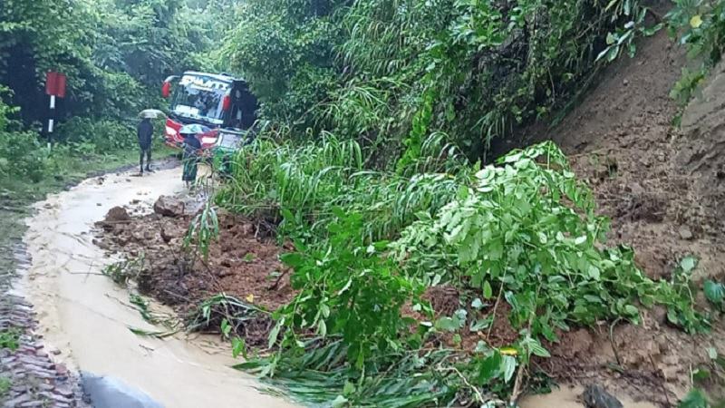 পাহাড়ধস: ৩ ঘণ্টা বন্ধ থাকার পর বাঘাইছড়ির সঙ্গে সারা দেশের সড়ক যোগাযোগ স্বাভাবিক
