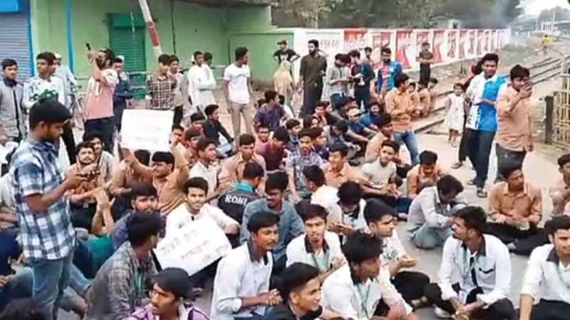 ছয় দফা দাবিতে দিনাজপুরে শিক্ষার্থীদের রেলপথ অবরোধ