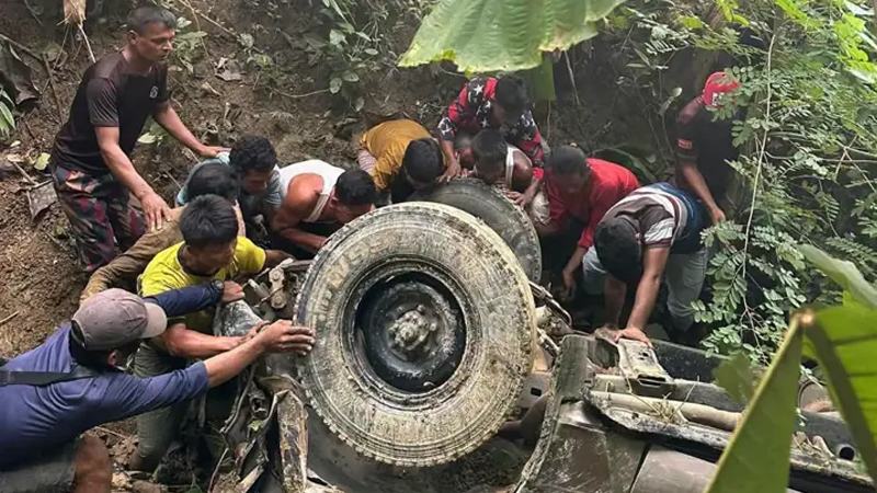 ডিমপাহাড়-টেন্ডুমুখ সড়কে চান্দের গাড়ি খাদে; নিহত ২, আহত ৫