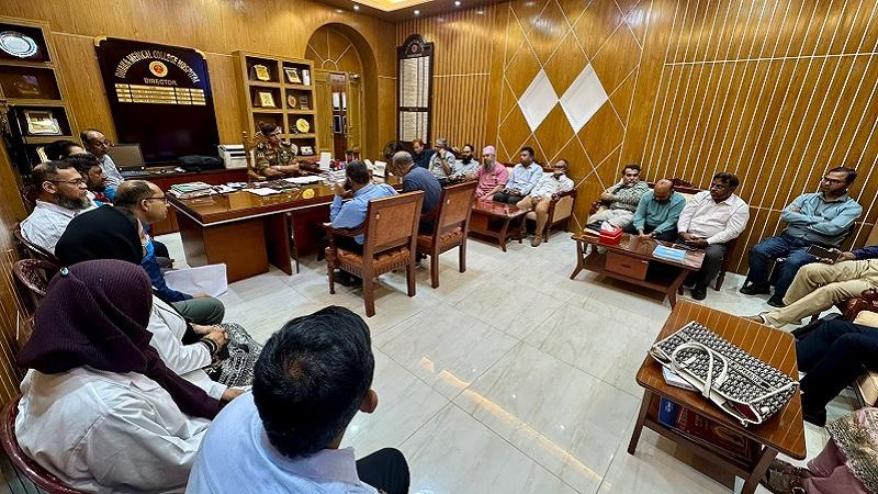 ঢামেকে নারী চিকিৎসককে অশোভন মন্তব্যের অভিযোগ, দেড় ঘণ্টা বন্ধ রুটিন অপারেশন