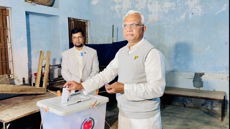 দিনাজপুর-৬ আসনে ভোট দিয়েছেন বিএনপির স্থায়ী কমিটির সদস্য ডা. জাহিদ হোসেন