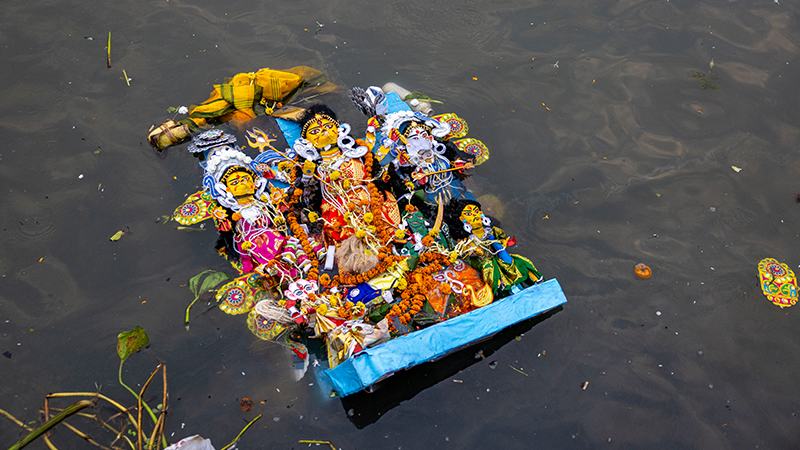 বিসর্জনের মধ্য দিয়ে শেষ হলো শারদীয় দুর্গোৎসব, মর্ত্যলোক থেকে বিদায় নিলেন দেবী