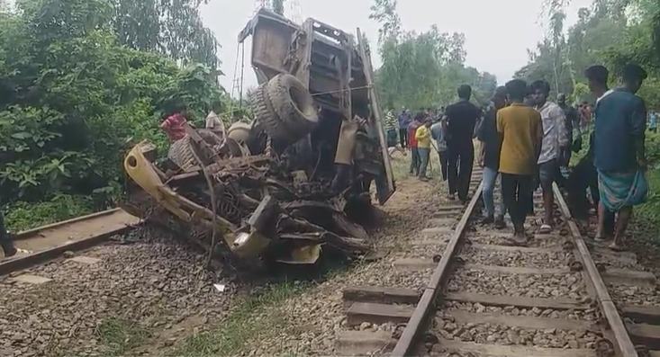 ট্রেনের ধাক্কায় ছিটকে পড়ে পিকআপ, এক ঘণ্টা বন্ধ ছিল ঢাকা–চট্টগ্রাম রেল যোগাযোগ