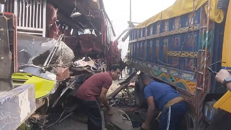 ঢাকা-ভাঙ্গা এক্সপ্রেসওয়েতে বাস-ট্রাক সংঘর্ষে ৩ জন নিহত, আহত ১৫