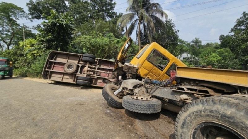 কুমিল্লায় বাস-ট্রাক-কাভার্ডভ্যানের সংঘর্ষ, তিন ঘণ্টা যান চলাচল বন্ধ