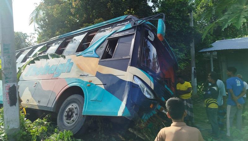 সাতক্ষীরায় বাসের ধাক্কায় পথচারী নিহত, আহত ১০