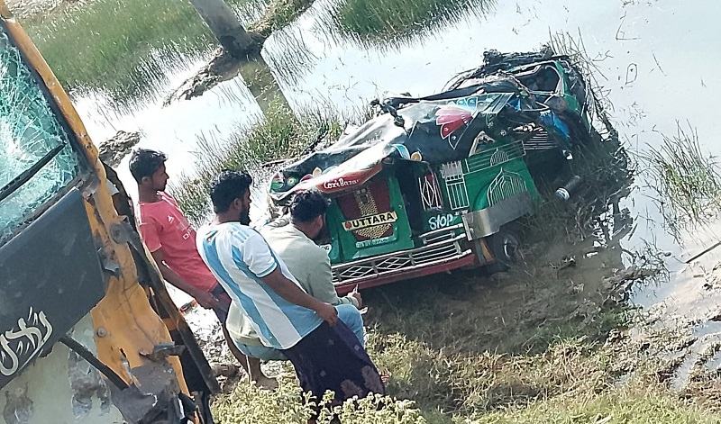 টেকনাফে পিকআপের ধাক্কায় সিএনজি খাদে, নিহত ২