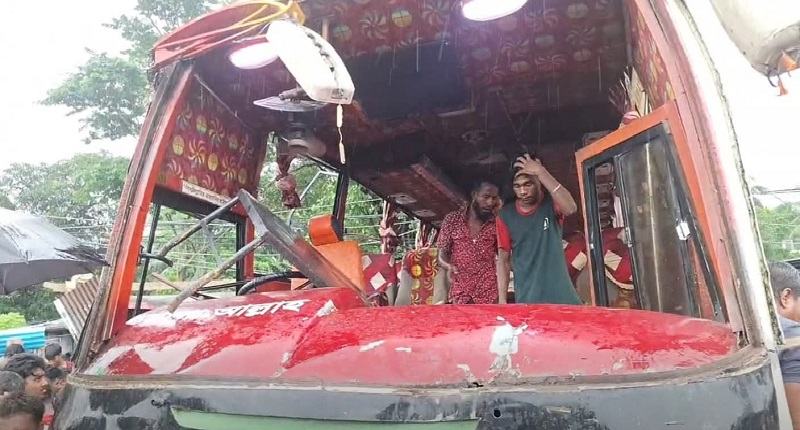ফেনীতে নিয়ন্ত্রণ হারিয়ে খুঁটির সঙ্গে বাসের ধাক্কা, নিহত ৩