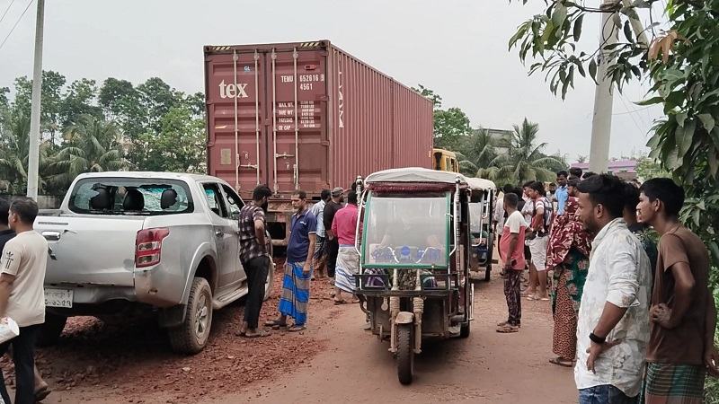 গজারিয়ায় ট্রাকের ধাক্কায় দেয়াল ধস, ২ শিশুসহ আহত ৩