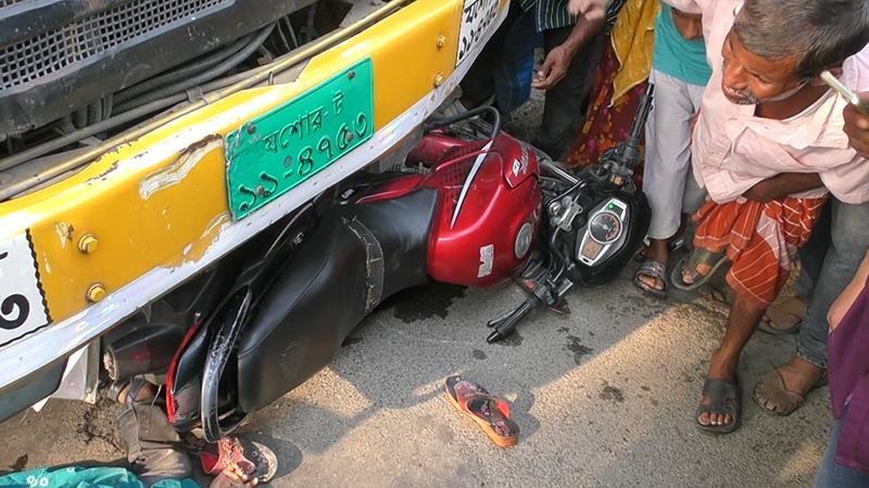 শৈলকুপায় ট্রাকচাপায় মা-বাবা ও ছেলের মৃত্যু