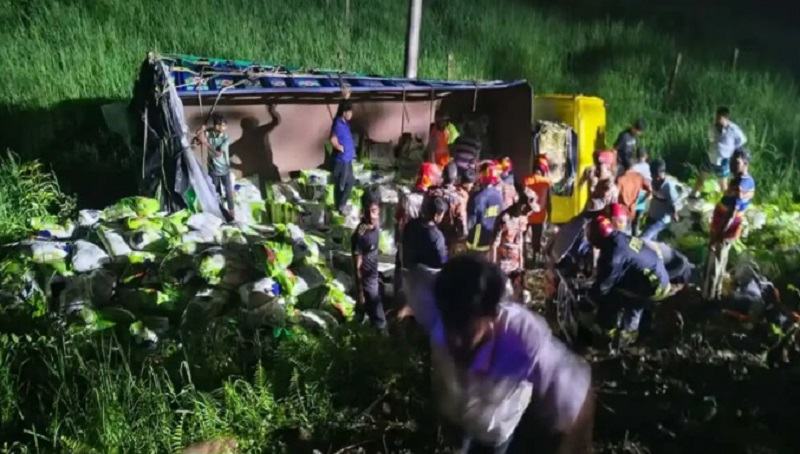 দাউদকান্দিতে দুর্ঘটনায় নিহতদের পরিবারকে অর্থসহায়তা দিচ্ছে প্রশাসন