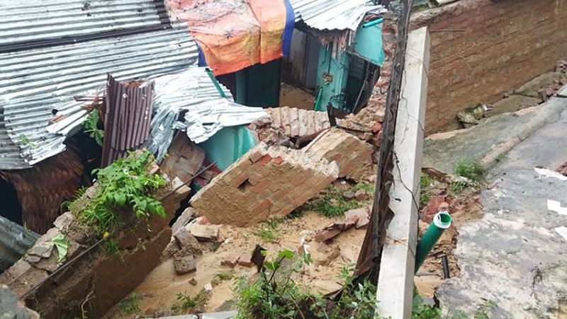 চট্টগ্রামে দেয়াল ধসে নিহত ১, আহত ৩