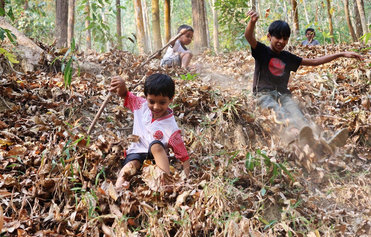 ছবিতে 'শিশুর সখ্য: পাহাড়ের সাথে, প্রকৃতির সাথে'