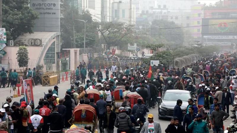 এভারকেয়ারের চারপাশে জনতার ভিড়