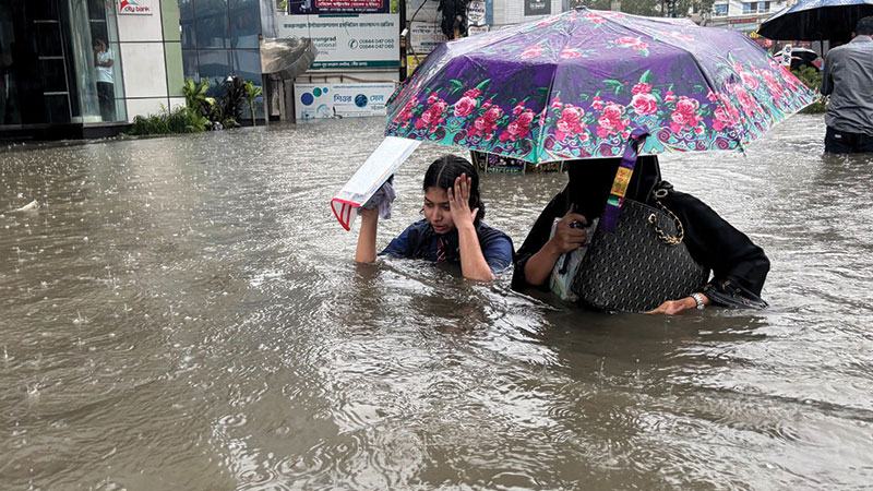 ভারি বৃষ্টিতে ডুবল চট্টগ্রাম নগরী, ভোগান্তি