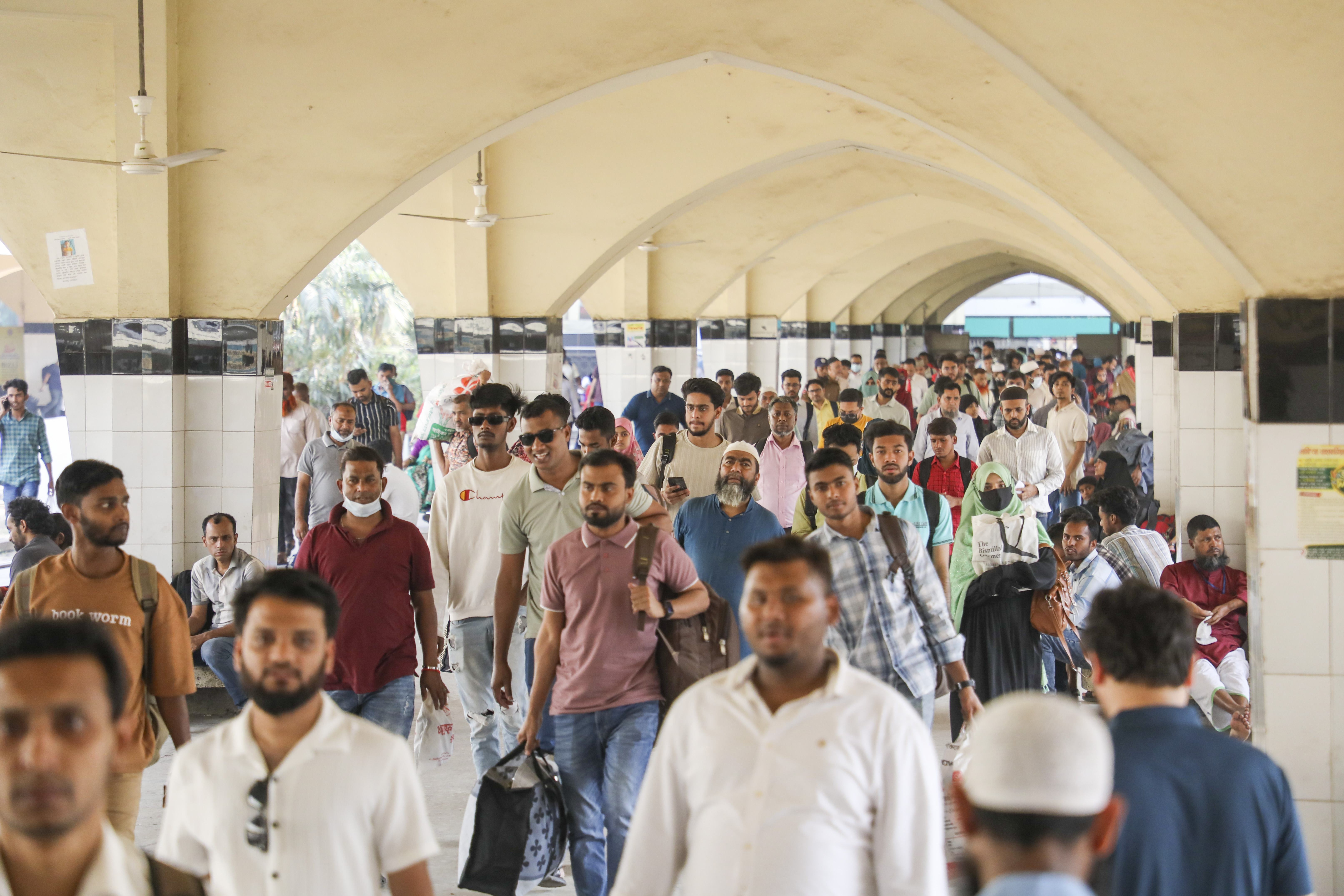 ঈদযাত্রা: কমলাপুরে ঘরমুখো মানুষের ভিড়