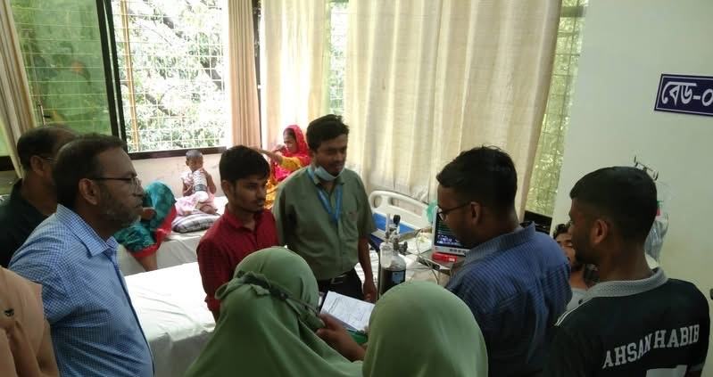 রাবির হলে বিষধর কালাচ সাপের কামড়ে আইসিইউতে শিক্ষার্থী