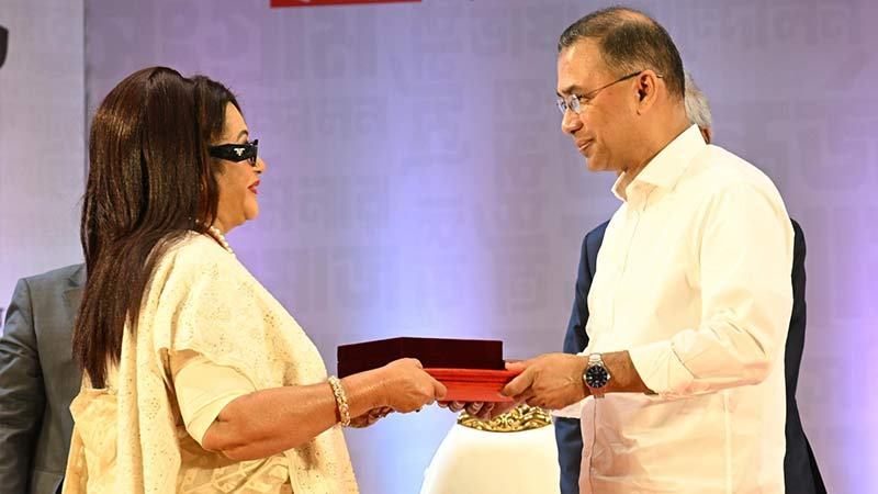 একুশে পদক প্রদান করলেন প্রধানমন্ত্রী