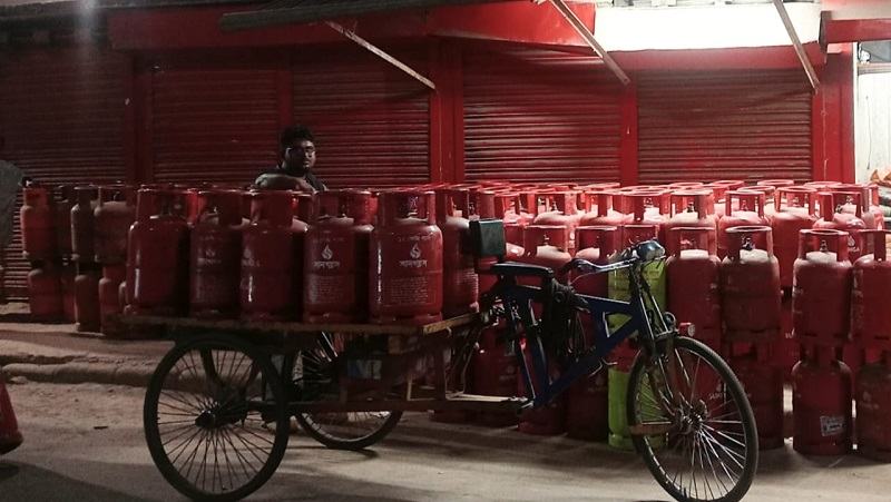 বরিশালে নির্ধারিত দামের চেয়ে বেশি দামে বিক্রি হচ্ছে এলপি গ্যাস