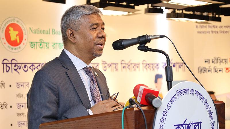কেরানী পর্যায়ের কর্মচারীর চোখ রাঙানি থেকে বাঁচিয়েছে ই-রিটার্ন
