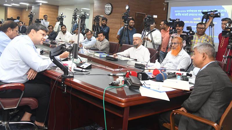 সিগারেটের দাম বাড়ালে খুশি হয়, কর বাড়ালে খুশি হয় না: এনবিআর চেয়ারম্যান