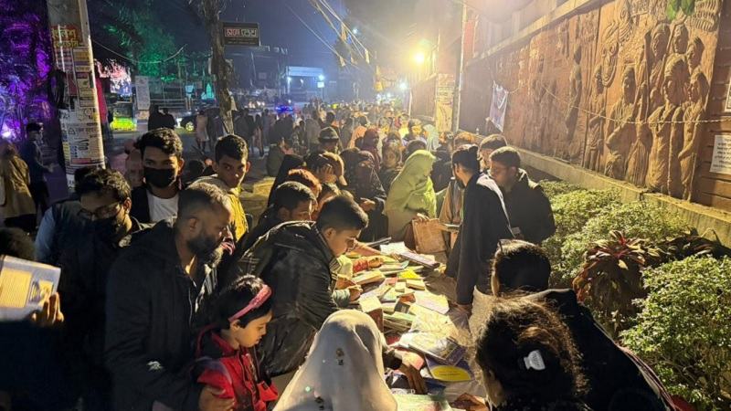 চট্টগ্রামে একদিনে প্রায় ২৫ হাজার বই বিনিময়