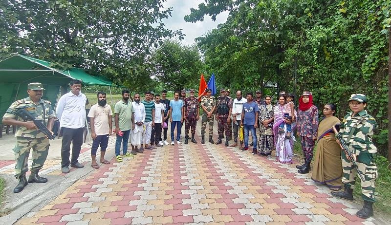 অনুপ্রবেশকারী ১২ বাংলাদেশীকে বিজিবির কাছে হস্তান্তর করল বিএসএফ