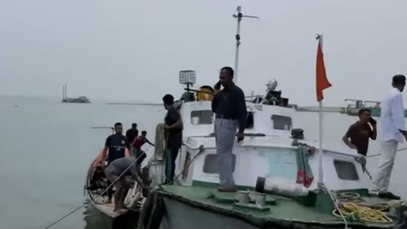 দৌলতদিয়া ফেরিঘাটে নদীতে পড়ে যাওয়া বাসের চালক-সহকারীকে উদ্ধার