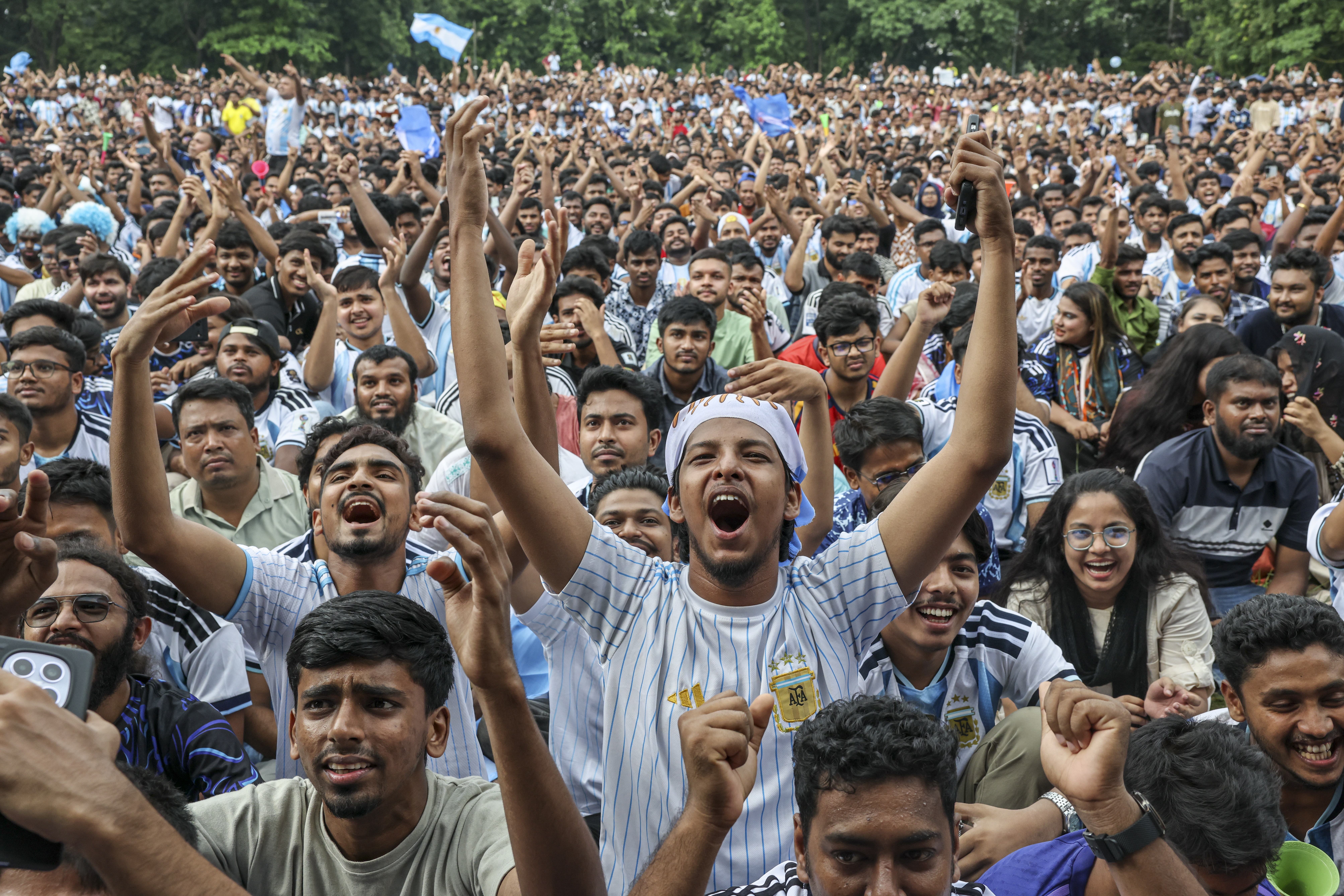টিএসসিতে আর্জেন্টিনা সমর্থকদের ঢল, বাঁধভাঙা উল্লাস