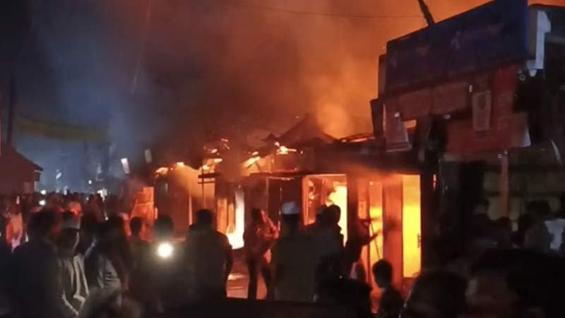 লক্ষ্মীপুরে গ্যাস সিলিন্ডার বিস্ফোরণে ৯ দোকান পুড়ে ছাই