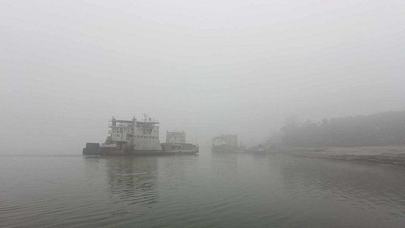 ৩ ঘণ্টা বন্ধের পর পাটুরিয়া-দৌলতদিয়া নৌরুটে ফেরি চলাচল শুরু