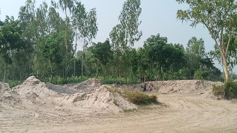গাইবান্ধায় এসিল্যান্ডের জব্দ করা বালু লুট, নিলাম স্থগিত