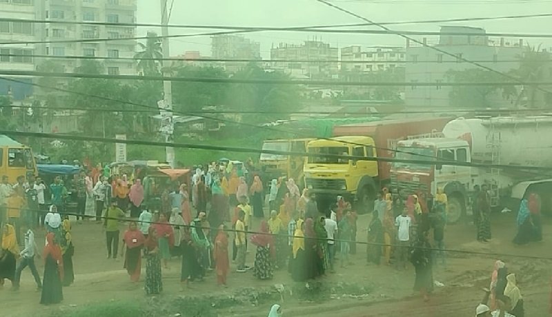 বকেয়া বেতন পরিশোধ ও কারখানা খুলে দেয়ার দাবিতে গাজীপুরে শ্রমিকদের বিক্ষোভ