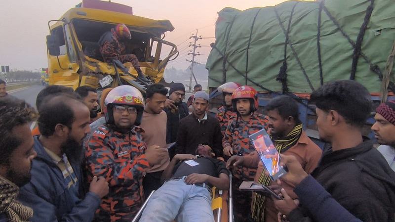 মুন্সিগঞ্জে দুই ট্রাকের সংঘর্ষে নিহত ১