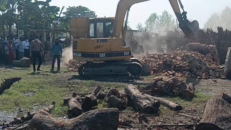 গাইবান্ধায় কাঠ পুড়িয়ে কয়লা তৈরির ৪৫টি চুল্লি ধ্বংস করেছে ভ্রাম্যমাণ আদালত
