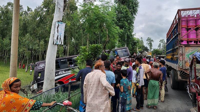 গাইবান্ধায় বাস ও মাইক্রোবাসের মুখোমুখি সংঘর্ষে চালক নিহত