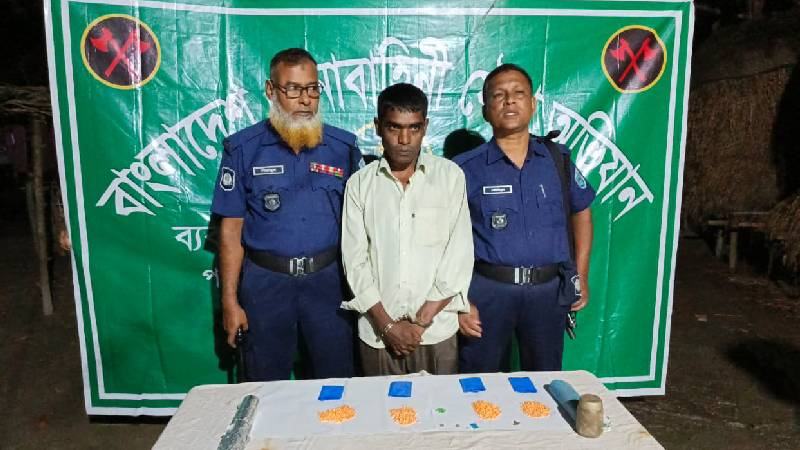 গাইবান্ধায় সেনাবাহিনীর অভিযানে ৭৭৫ পিস ইয়াবাসহ আটক ১