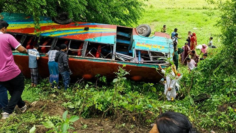 গাইবান্ধায় বাস খাদে পড়ে নারী নিহত, আহত অন্তত ১০