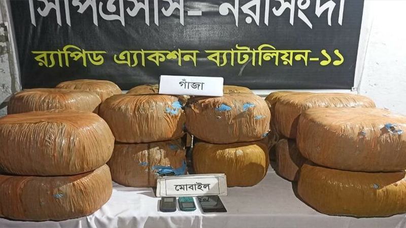 মনোহরদীতে তেলের ট্রাকে মিলল ৯২ কেজি গাঁজা, গ্রেফতার ৩