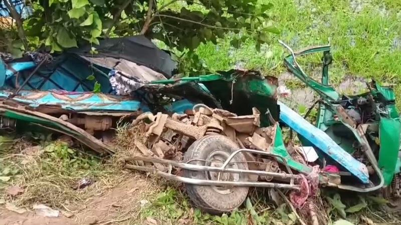 গাজীপুরে কাভার্ড ভ্যানের ধাক্কায় সিএনজির ৪ যাত্রী নিহত