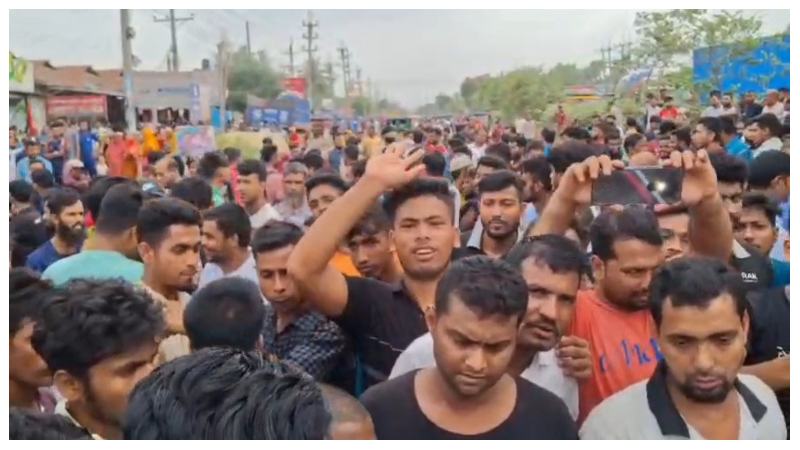 শ্রীপুরে ১০ দফা দাবিতে আরএকে সিরামিক কারখানার শ্রমিকদের মহাসড়ক অবরোধ