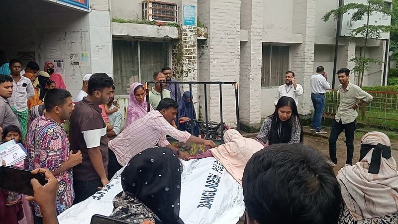 শ্রীপুরে কাভার্ডভ্যানের চাপায় শিশু সন্তানসহ দম্পতি নিহত