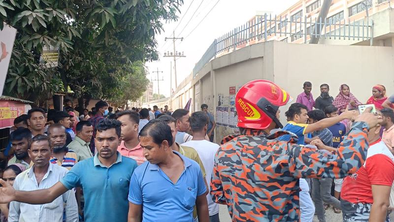 পোশাক শ্রমিক ও এলাকাবাসীর মধ্যে সংঘর্ষ, কারখানায় আগুন