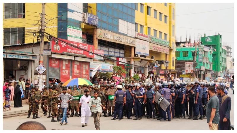 বেতন-বোনাসের দাবিতে টঙ্গীতে পোশাক শ্রমিকদের সড়ক অবরোধ