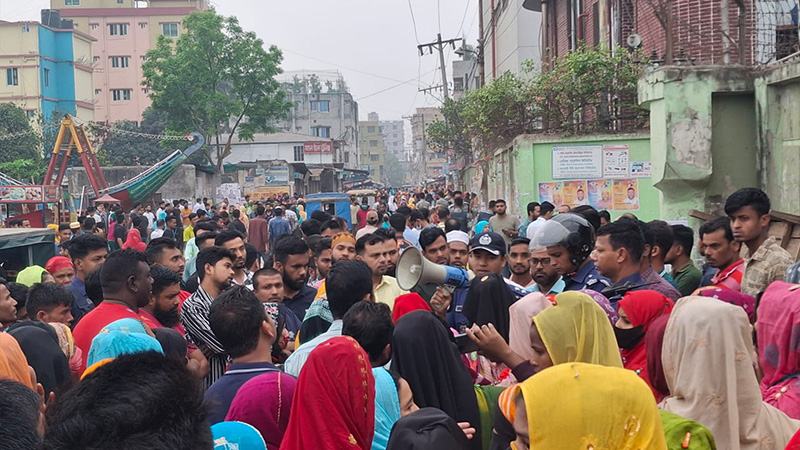 কারখানা বন্ধের প্রতিবাদে গাজীপুরে শ্রমিকদের মহাসড়ক অবরোধ, চরম ভোগান্তি