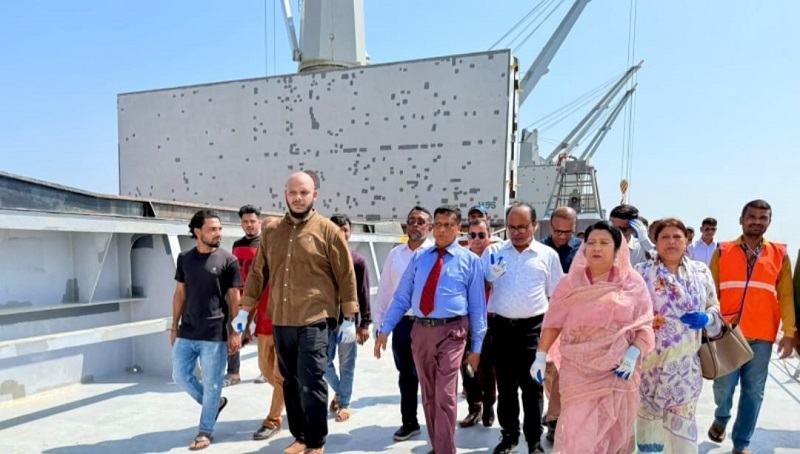 যুক্তরাষ্ট্র থেকে আমদানি করা গমবাহী জাহাজ পরিদর্শনে খাদ্যমন্ত্রী, খাদ্যশস্যের মান নিশ্চিত করার নির্দেশ