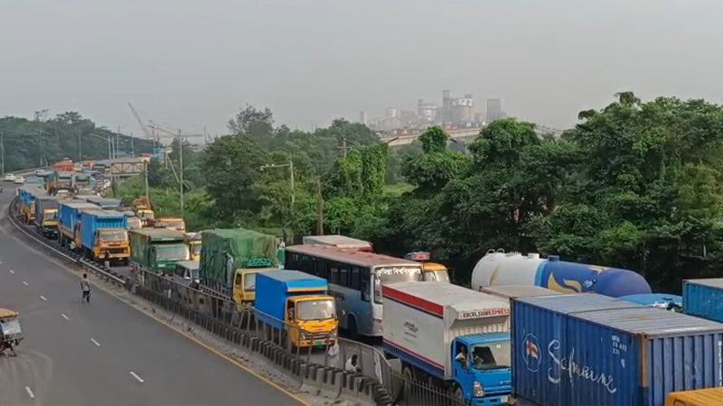 ঢাকা-চট্টগ্রাম মহাসড়কের গজারিয়ায় ১৩ কিলোমিটার যানজট