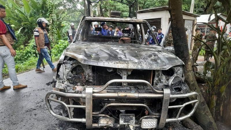 গোপালগঞ্জে পুলিশের গাড়িতে আগুন, ইউএনওর গাড়ি ভাঙচুর