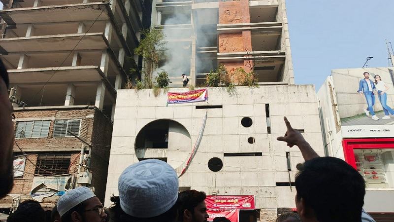 গুলিস্তানে আওয়ামী লীগের কেন্দ্রীয় কার্যালয়ে ভাংচুর, আগুন