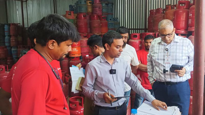 গ্যাস সিলিন্ডার ও ভোজ্যতেলের বাজারে নজরদারি জোরদার, ৩১ জেলায় ৮৭ প্রতিষ্ঠানকে জরিমানা